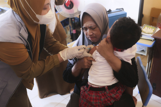 Indonesia lanza una campaña de vacunación contra el sarampión tras 17 muertes en un brote