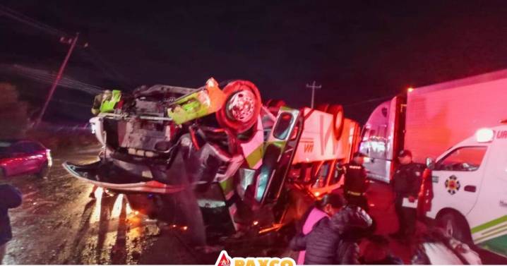 Autobús con pasajeros vuelca en carretera Jorobas