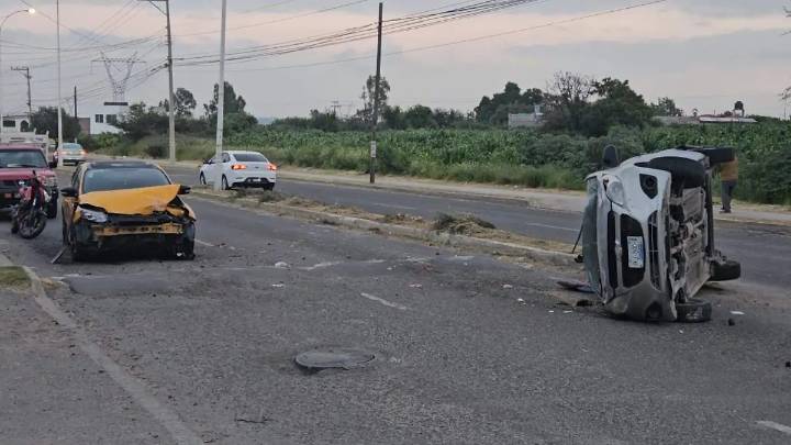 Aparatosa volcadura al ser impactados por un auto sin control en avenida Universidad