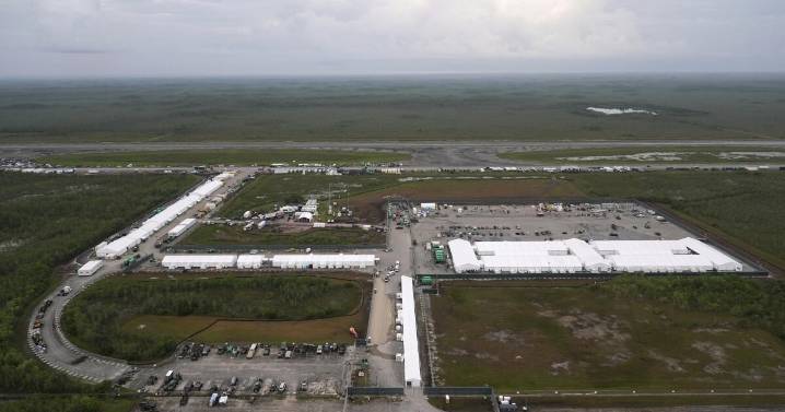 Jueza: Florida debe detener la expansión del centro de inmigración "Alcatraz de los caimanes"
