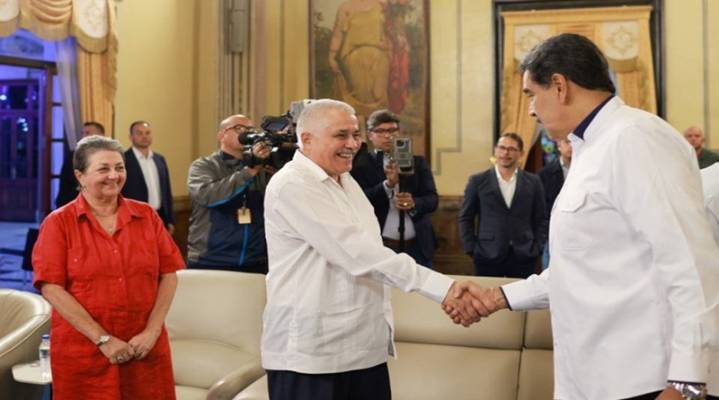 Delegación de Cuba es recibida en Miraflores para iniciar con el centenario de Fidel