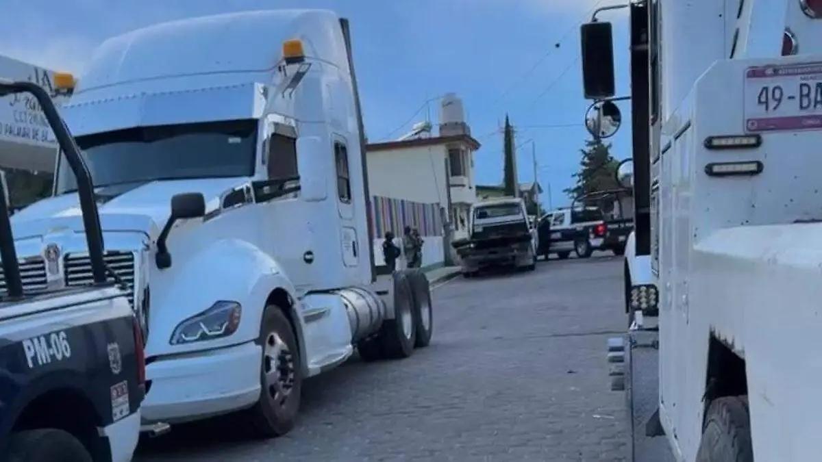 Aseguran dos tractocamiones y una retroexcavadora con reporte de robo durante cateo en Quecholac