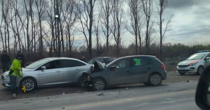Caos en el puente entre Neuquén y Cipolletti: por evitar un control de alcoholemia, chocó a un policía y varios autos