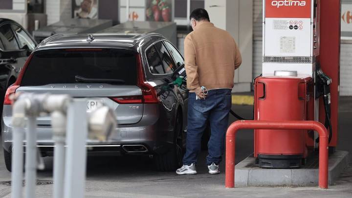 Los carburantes tocan precios mínimos del verano en pleno puente del 15 de agosto