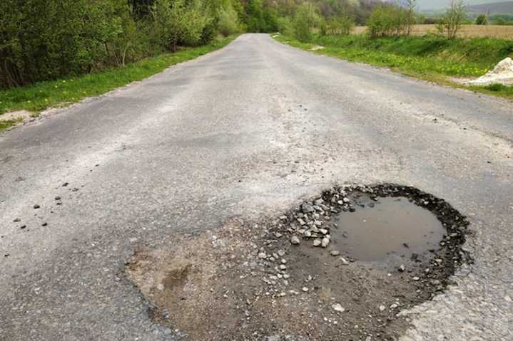 Huecos, grietas y baches: los enemigos silenciosos de los carros en las vías deterioradas 