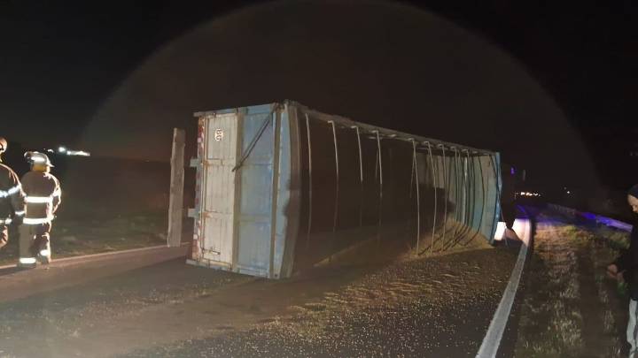 Un camión cargado con cereal volcó en la ruta 10 pero el chofer resultó ileso