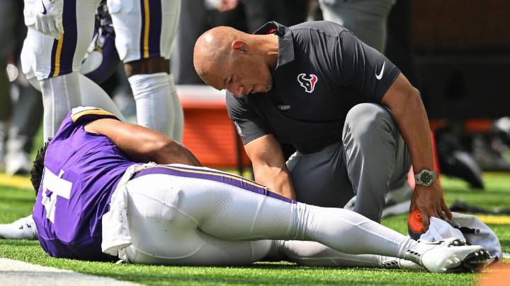 Vikings' Rondale Moore suffers 'pretty significant' left knee injury in preseason matchup vs. Texans