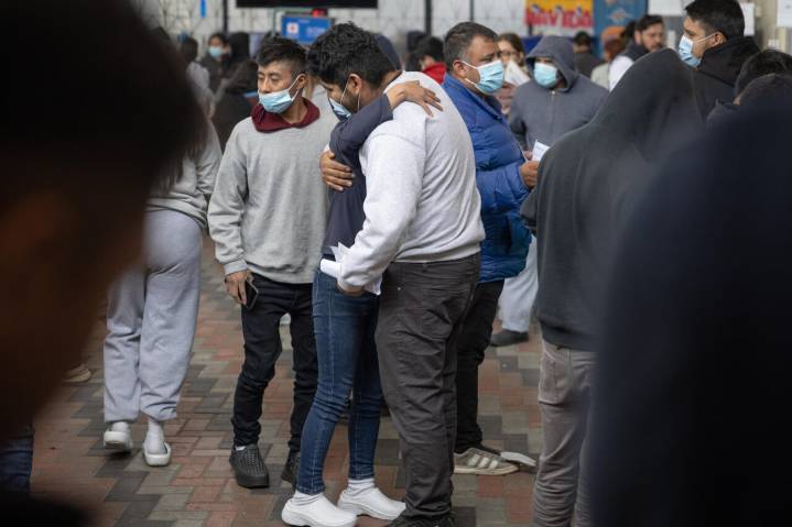 Jueza federal de EEUU bloquea deportaciones rápidas de migrantes por violar debido proceso