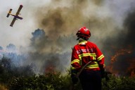 Alrededor de 600 bomberos y 11 aeronaves enfrentan incendio en Trancoso, Portugal