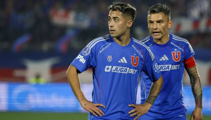 El desagradable momento que hinchas de Independiente le hicieron pasar a Universidad de Chile en Argentina