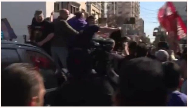 Atacaron a piedrazos la caravana de Milei en Lomas de Zamora y hay detenidos