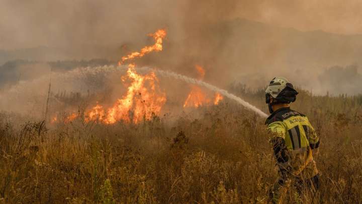 España arde: dos muertos, varios heridos y una noche complicada por delante