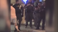 Video: Despedido un funcionario por lanzarle un sándwich a un agente al grito de "fascistas"