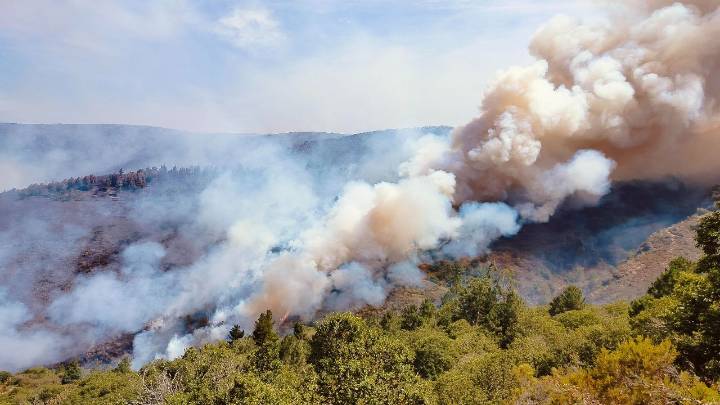 El cambio de viento ayuda a frenar el avance del incendio de Quiroga y alivia O Courel