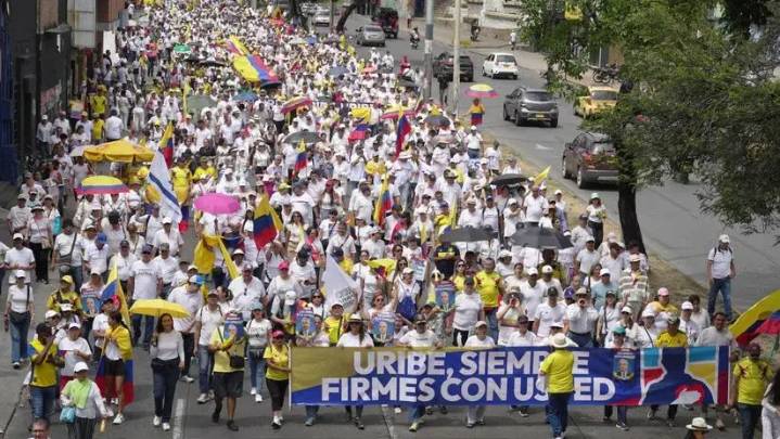 Colombia: así se realiza la marcha en respaldo al expresidente Álvaro Uribe, condenado a prisión domiciliaria [FOTOS]