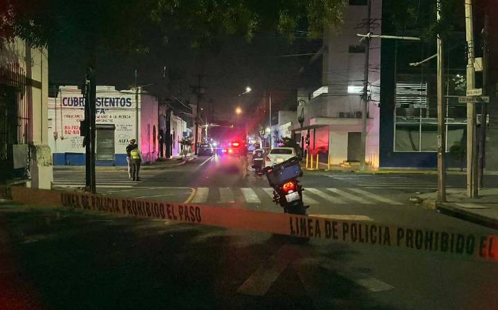Motociclista muere tras ser impactado por auto en calles del Centro de Monterrey
