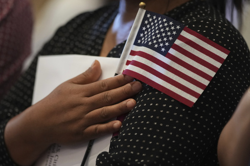 Inmigrantes que buscan trabajo legal y ciudadanía deben pasar filtro de no ser "antiestadounidenses"