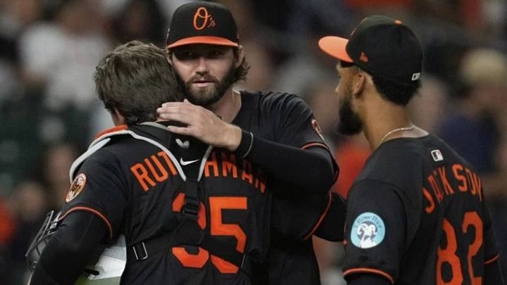 Orioles right-hander Young loses bid for perfect game in 7