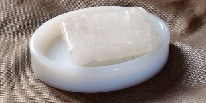 Cómo utilizar la piedra de alumbre después de depilarte para evitar irritación en la piel