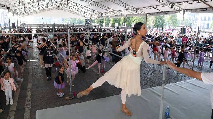 Clase masiva de danza reúne a niñas para aprender con Elisa Carrillo