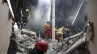 Imágenes del día: la lucha contra el fuego y un mortal ataque antes de la importante cumbre