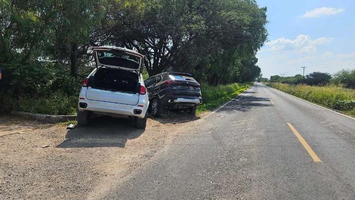 Chocan camionetas en la estatal 122