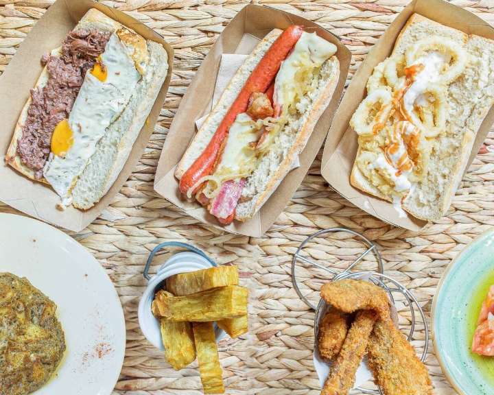 Aquí los bocadillos vienen con ternasco, foie y hasta tortilla de patatas bravas
