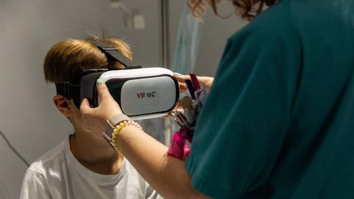 Unas gafas de realidad virtual ayudan a reducir la ansiedad y el dolor durante pruebas pediátricas