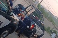 Suspenden a policía de Salina Cruz, Oaxaca tras ser captada en video golpeando a mujer detenida