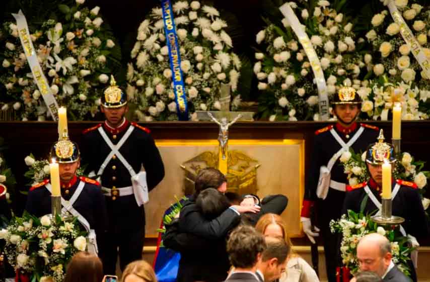 Miles de colombianos despiden al senador y precandidato presidencial Miguel Uribe en su capilla ardiente