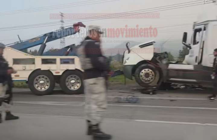 CABINA DEL TRÁILER QUEDÓ DESTROZADA AL CHOCAR CONTRA UN CAMIÓN EN CUAUTITLÁN IZCALLI