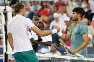 Carlos Alcaraz conquista Cincinnati tras el abandono de Jannik Sinner