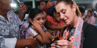 “Los huipiles son más que prendas, son códices”: Sheinbaum narra como nació su amor por ellos