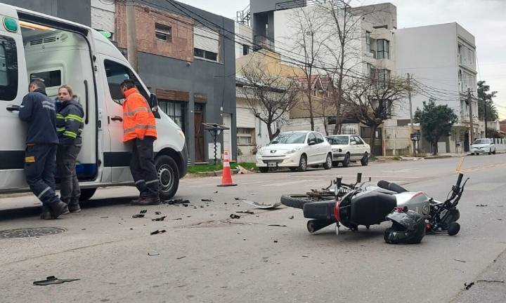Una motociclista resultó herida tras un choque en Universitario