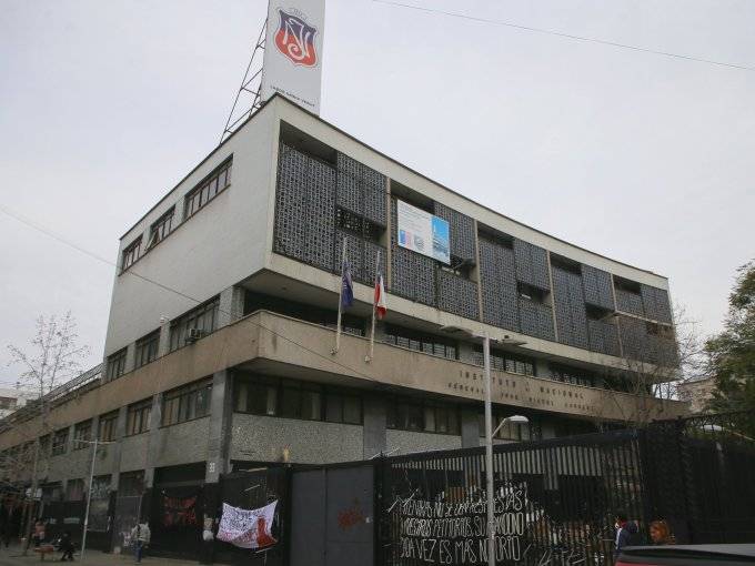 Suspenden a rectora del Instituto Nacional por golpiza de alumnos hacia otro estudiante