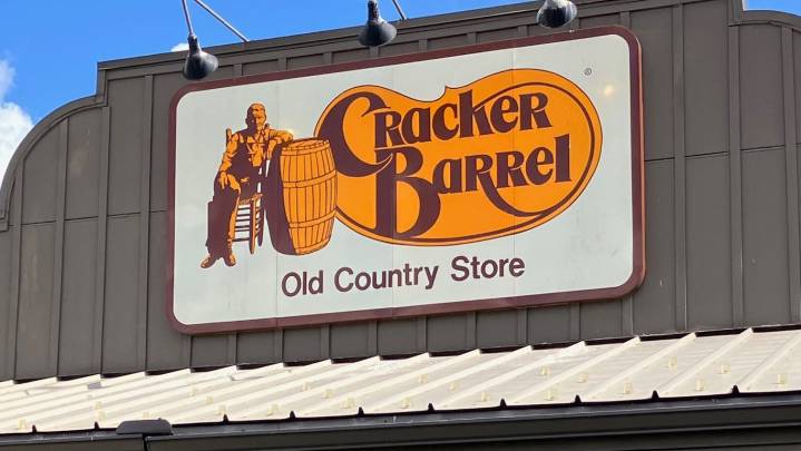 Cracker Barrel will change back to old logo