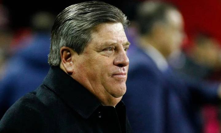 Miguel Herrera se rinde ante Gilberto Mora y lanza pedrada al papá de Diego Lainez