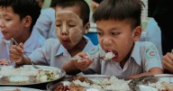 360 niños sufren intoxicación en una escuela en Indonesia: Esta fue la causa