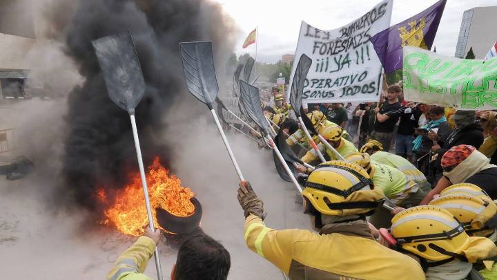 Protesta por la gestión de los incendios frente a la Cortes de Castilla y León al grito de «Mañueco, Quiñones dimisión»