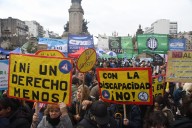 La lluvia y la Policía no detienen el reclamo de Discapacidad y Jubilados: el Gobierno teme que caigan los vetos