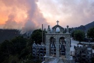 Última hora de los incendios en España, en directo | Extremadura pide ayuda al Gobierno y al ejército ante el avance del fuego en Cáceres