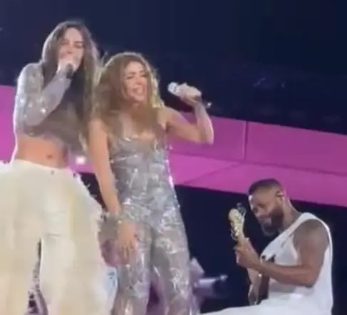 Shakira y Belinda juntas! Sorprenden al cantar ‘Día de enero’ en el Estadio GNP