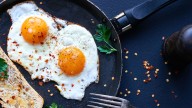 El truco que utiliza mi abuela para no salpicar cuando hace huevos fritos: es el favorito de los chefs