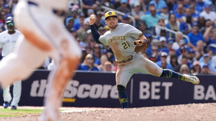 Chourio and Yelich hit back-to-back HRs off Hoffman in the ninth as the Brewers beat the Blue Jays