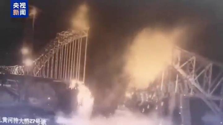 Vídeo | El brutal derrumbe de un puente que ha dejado 12 muertos y 4 desaparecidos