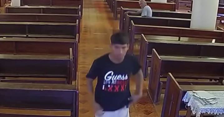 Sin temor a Dios: roba celular a abuelito ¡dentro de una iglesia!