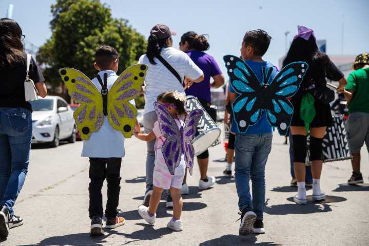 Juventudes migrantes transforman la Revu en un carnaval de identidad y resistencia