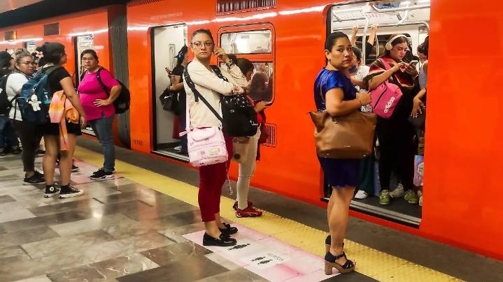 Policía prohibe a mujer trans subirse a zona exclusiva del Metro: no eres mujer