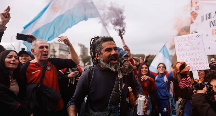 Jubilados de Argentina protestan contra el veto de Milei al aumento en las pensiones