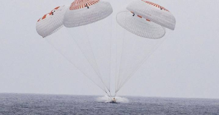 Astronautas regresan a la Tierra con SpaceX tras cinco meses en Estación Espacial Internacional